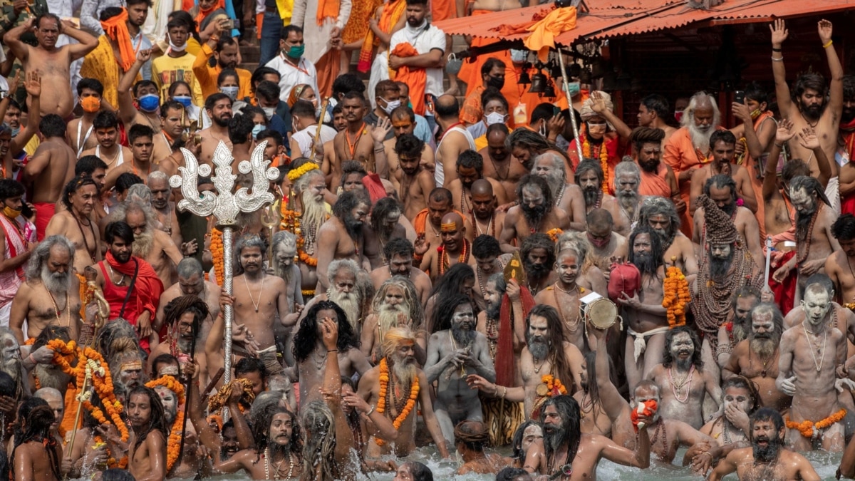 Huge Gatherings at India's Hindu Festival as Virus Surges