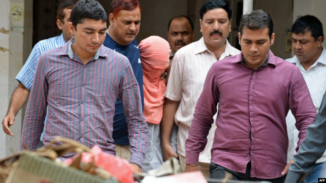 Polisi India mengawal terdakwa remaja pelaku perkosaan beramai-ramai di New Delhi (tengah, berkerudung merah muda),seusai dinyatakan bersalah dalam pengadilan remaja di New Delhi (31/8).