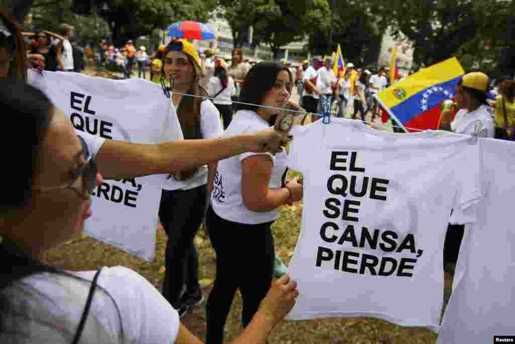 Los manifestantes llevan cruces para recordar a los caídos durante la represión de las manifestaciones de las últimas tres semanas.