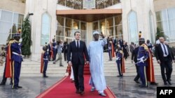 Le président français Emmanuel Macron et le président tchadien Idriss Deby alors qu'ils quittent une conférence de presse au palais présidentiel à N'Djamena, le 23 décembre 2018.