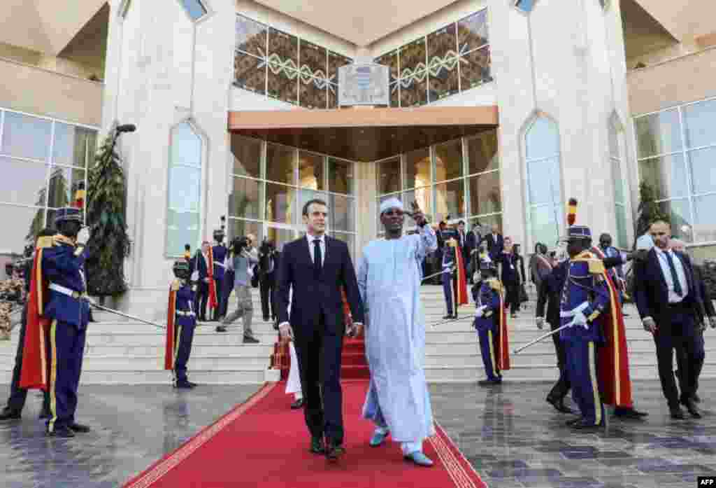 Le pr&#233;sident fran&#231;ais Emmanuel Macron et le pr&#233;sident tchadien Idriss Deby alors qu&#39;ils quittent une conf&#233;rence de presse au palais pr&#233;sidentiel &#224; N&#39;Djamena, le 23 d&#233;cembre 2018.