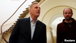 El presidente de la Cámara de Representantes de EEUU, Kevin McCarthy (R-CA), después de llegar a un acuerdo tentativo con el presidente Joe Biden para elevar el techo de la deuda y evitar un incumplimiento catastrófico, en el Capitolio, Washington, el 27 de mayo de 2023