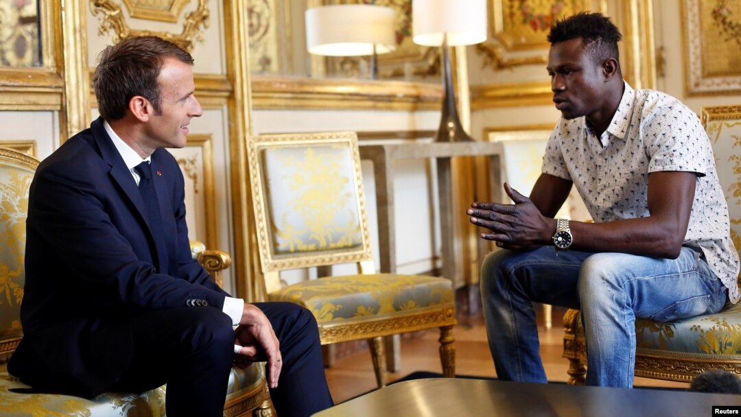 El presidente francés, Emmanuel Macron, conversa con Mamoudou Gassama, de 22 años y originario de Mali, en el Palacio de los Elíseos.