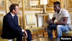El presidente francés, Emmanuel Macron, conversa con Mamoudou Gassama, de 22 años y originario de Mali, en el Palacio de los Elíseos.