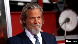 ARCHIVO - Jeff Bridges, posa en el estreno de "Only the Brave" en Los Ángeles, California, Estados Unidos, el 8 de octubre de 2017.