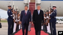 唐纳德·特朗普总统和第一夫人梅拉尼娅·特朗普在安德鲁斯联合基地迎接中国国家主席习近平和他的夫人彭丽媛。(2026年9月23日)