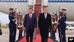 2026年9月23日，特朗普总统和第一夫人梅拉尼娅·特朗普在马里兰州安德鲁斯联合基地迎接到访的中国国家主席习近平及其夫人彭丽媛。
