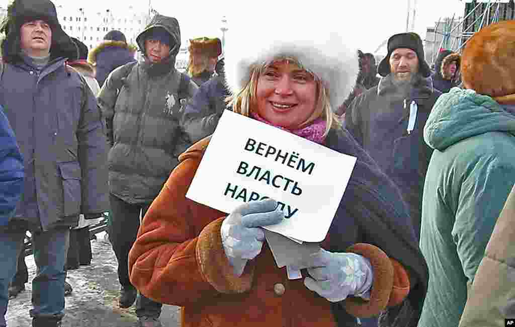 马丽娜在散发传单