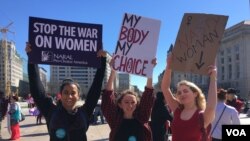 Abakenyezi m'Urugendo rwo guhimbaza umusi mpuzamakungu wahariwe Abakenyezi i Washington, D.C. kw'italiki 8 z'ukwezi kwa gatatu 2017. (Photo: E. Sarai / VOA)