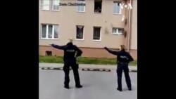 波兰警察为小区居民热舞