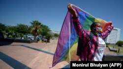 Des militants brandissent des drapeaux arc-en-ciel devant la Haute Cour du Botswana à Gaborone le 29 novembre 2021.