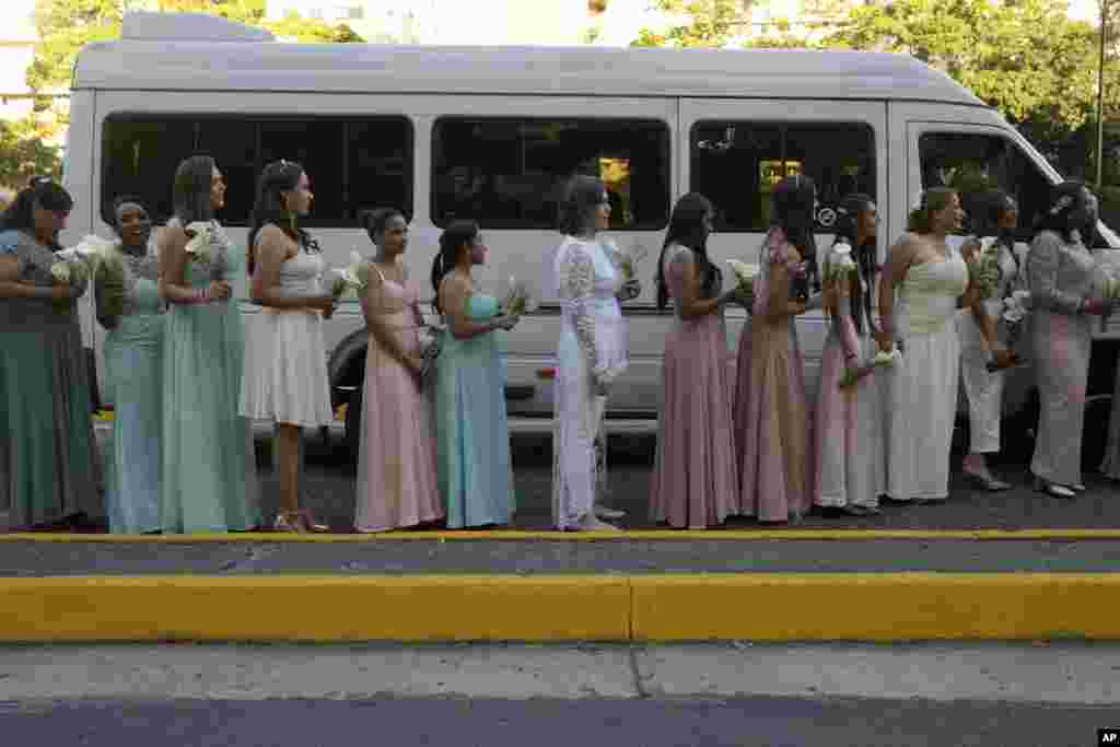 Un grupo de novias hacen fila a su llegada a una ceremonia multitudinaria en la Plaza de Altamira en el Día de San Valentín, en Caracas, Venezuela, el 14 de febrero de 2025.