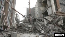 ARCHIVES - Les décombres de l'immeuble de 10 étages qui s'est effondré à Abadan, en Iran.