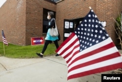 Seorang pemilih meninggalkan tempat pemungutan suara setelah memberikan suaranya untuk pemilihan pendahuluan di Beachwood, Ohio, AS, 3 Mei 2022. (Foto: REUTERS/Megan Jelinger)