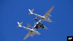 Pesawat pengangkut SpaceShipTwo, VSS Unity milik Virgin Galactic, diterbangkan menuju atmosfir sebelum peluncuran hari Jumat, 22 Februari 2019 di Mojave, California (foto: AP Photo/Matt Hartman)