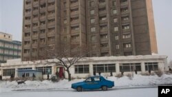 지난달 12일 북한 평양의 눈 덮인 거리를 지나는 택시. (자료사진)