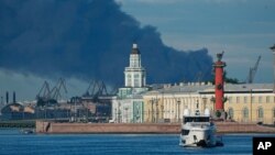 Cтолб черного дыма над портом Санкт-Петербурга после атаки украинского дрона. 3 июня 2026 года (Фото AP)