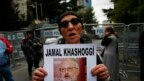 Một nhà hoạt động ở Istanbul mang chân dung ký giả Jamal Khashoggi.