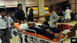 یه‌ک له‌ قوربانیانی توندوتیژیـیه‌کانی ناو شاری که‌راچی گه‌یه‌ندراوه‌ته‌ نه‌خۆشـخانه‌، یه‌کشه‌ممه‌ 17 ی ده‌ی 2010