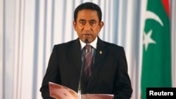 Presiden terpilih Maladewa, Yaamin Abdul Gayoom membaca sumpah jabatan saat pelantikan di ibukota Male, hari Minggu (17/11).