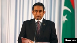 Yaamin Abdul Gayoom takes his oath as the President of Maldives during a swearing-in ceremony at the parliament in Male, Nov. 17, 2013. 