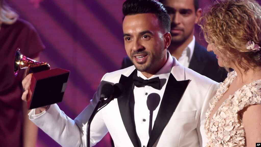 Luis Fonsi acepta el premio como canción del año por