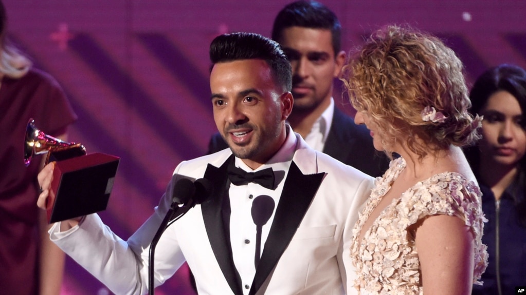 Luis Fonsi y Erika Ender aceptan el Grammy Latino por Canción del Año ("Despacito") Las Vegas, Nevada. 16-11-17. 