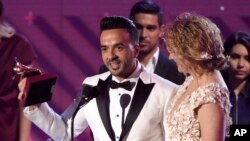 Luis Fonsi y Erika Ender aceptan el Grammy Latino por Canción del Año ("Despacito") Las Vegas, Nevada. 16-11-17. 