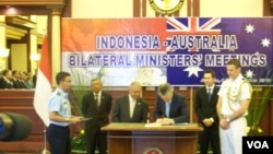 Menteri Pertahanan Purnomo Yusgiantoro menandatangani perjanjian kerja sama dengan Menteri Pertahanan Australia Stephen Francis Smith. (VOA/Andylala Waluyo)