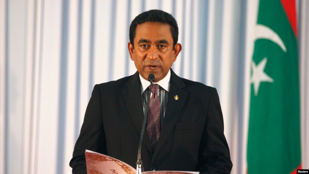 Yaamin Abdul Gayoom takes his oath as the President of Maldives during a swearing-in ceremony at the parliament in Male, Nov. 17, 2013. 