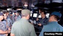 Presiden Joko Widodo memberi arahan kepada Panglima TNI dan para kepala Staf TNI di kapal perang KRI Imam Bonjol di perairan Natuna, Kamis, 23 Juni 2016 (Foto: Biro Pers Kepresidenan)