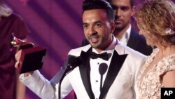 Luis Fonsi acepta el premio como canción del año por "Despacito", en la ceremonia de los Latin Grammy realizada el jueves en Las Vegas.