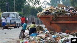 Children sift through garbage at a dumpsite in Harare, Zimbabwe, on President Robert Mugabe's 87th birthday, February 21, 2011 (file photo)