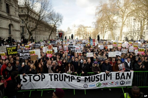 Một cuộc tuần hành phản đối sắc lệnh hành pháp của Tổng thống Donald Trump tại London, Anh, ngày 4 tháng 2, 2017.