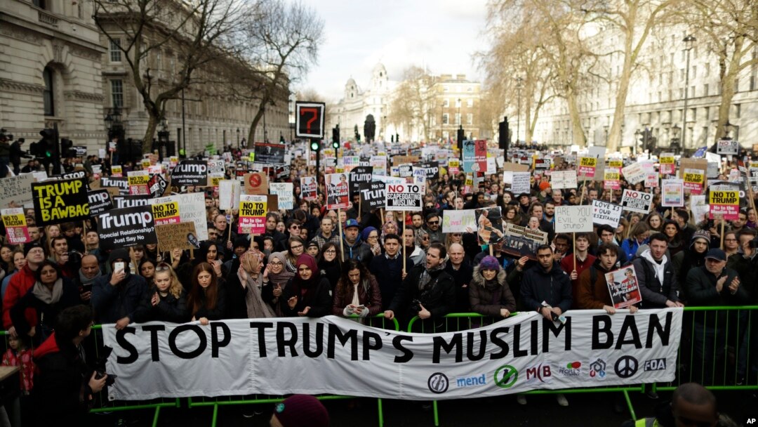Demonstrasi di London melawan larangan imigrasi Presiden AS Donald Trump (4/2). (AP/Matt Dunham)