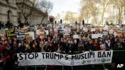 Demonstrasi di London melawan larangan imigrasi Presiden AS Donald Trump (4/2). (AP/Matt Dunham)