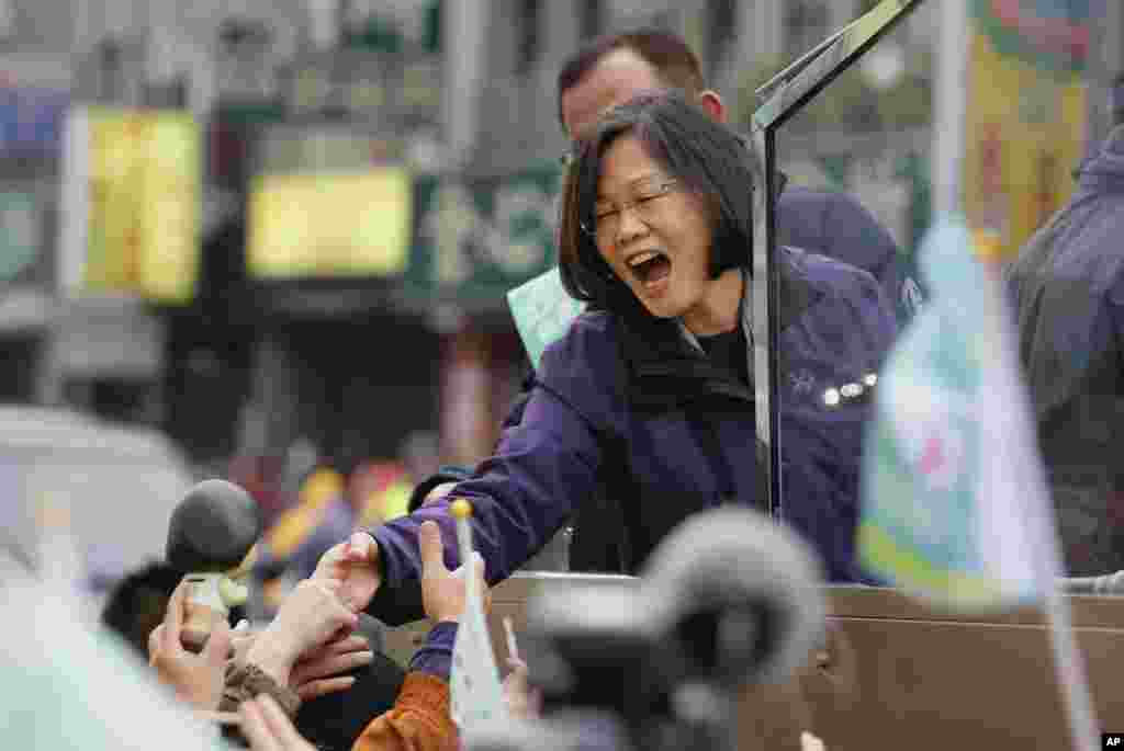 Candidata presidencial do Partido Democrático Progressivo, da oposição taiwanesa, saúda os apoiantes, durante um desfile pelas ruas de cidade de Nova Taipé, Taiwan, 15 de Janeiro, 2016&nbsp; (foi eleita Presidente a 16 de Janeiro)