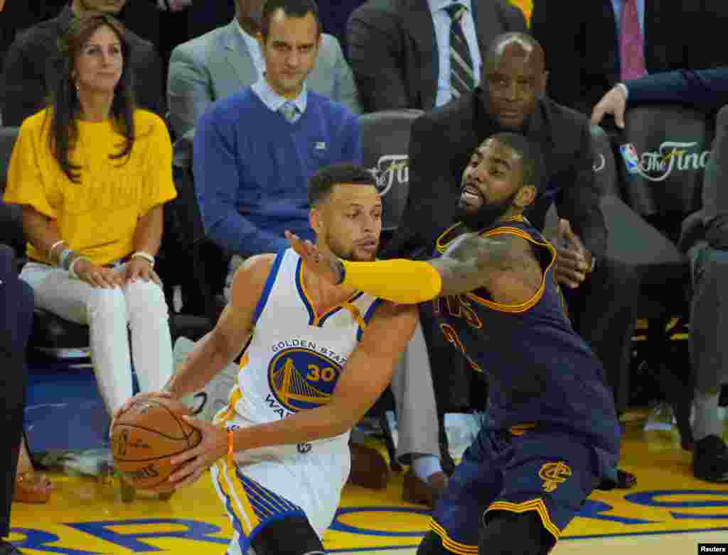 Hotunan wasanin karshe na NBA tsakanin Golden State Warriors &nbsp;da Cleveland Cavaliers, Stephen Curry tare da Kyrie Irving, ranar Alhamis 1 ga watan Yuni, shekarar 2017.