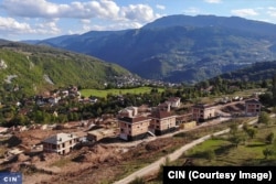 Umjesto da saniraju klizište, arapski ulagači su ilegalno gradili 27 vila u „Saraya Resortu“, udaljenom šest kilometara od Baščaršije (Foto: CIN)