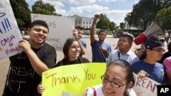 Illegal and legal immigrants who live in the U.S. of states Maryland and Virginia gather outside the White House in Washington, D.C. to show their support of President Obama's immigration policies, June 2012. (AP Photo/Jacquelyn Martin)