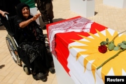 ژنێکی بەتەمەن لە مەراسیمی هێنانەوەی ڕووفاتی هەندێک لە ئەنفالکراوەکان ڕۆژی 31ـی حەوتی 2022 لە شاری هەولیت.