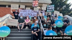 Protest ispred Prekršajnog suda u Beogradu