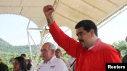 Venezuela's President Nicolas Maduro (R) gestures during a meeting with workers at the Francisco de Miranda hydroelectric complex in Caruachi, Venezuela July 6, 2017. Picture taken July 6, 2017. Miraflores Palace/Handout via REUTERS