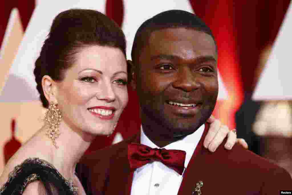 Acteur David Oyelowo du meilleur film métrage nominé &quot;Selma&quot; et son épouse Jessica aux 87e Oscars à Hollywood, Californie, le 22 février 2015.