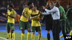 Stuart Baxter donne des instructions a ses joueurs lors du match contre le Nigeria, Egypte, le 9 juillet 2019