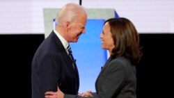 Joe Biden ki t ap salye Kamala Harris nan okazyon 2èm deba ant kandida demokrat yo ki t ap dewoule nan vil Detoit, Eta Michigan, nan dat 31 jiyè 2019.