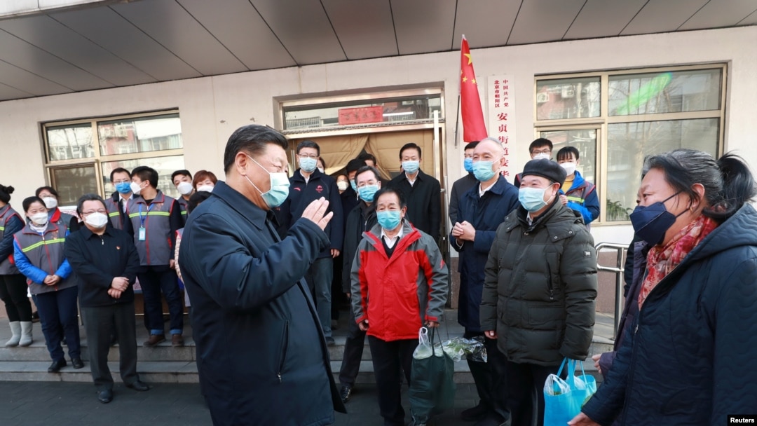 Presiden China Xi Jinping meninjau pencegahan virus corona di Komunitas Anhuali, di Beijing, China, 10 Februari 2020. (Foto: Xinhua via Reuters)
