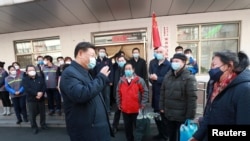 시진핑 중국 국가주석이 지난달 10일 베이징에서 신종 코로나바이러스 방역 현장을 방문하고 관계자들을 격려했다.