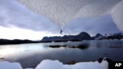 Un témpano de hielo se derrite cerca del círculo polar ártico, en Kulusuk, Groenlandia