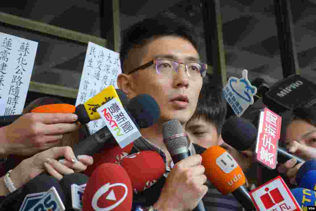 太阳花学运学生领袖黄守达在台北地方法院门口宣读“为民主不服从”声明(美国之音张佩芝拍摄)